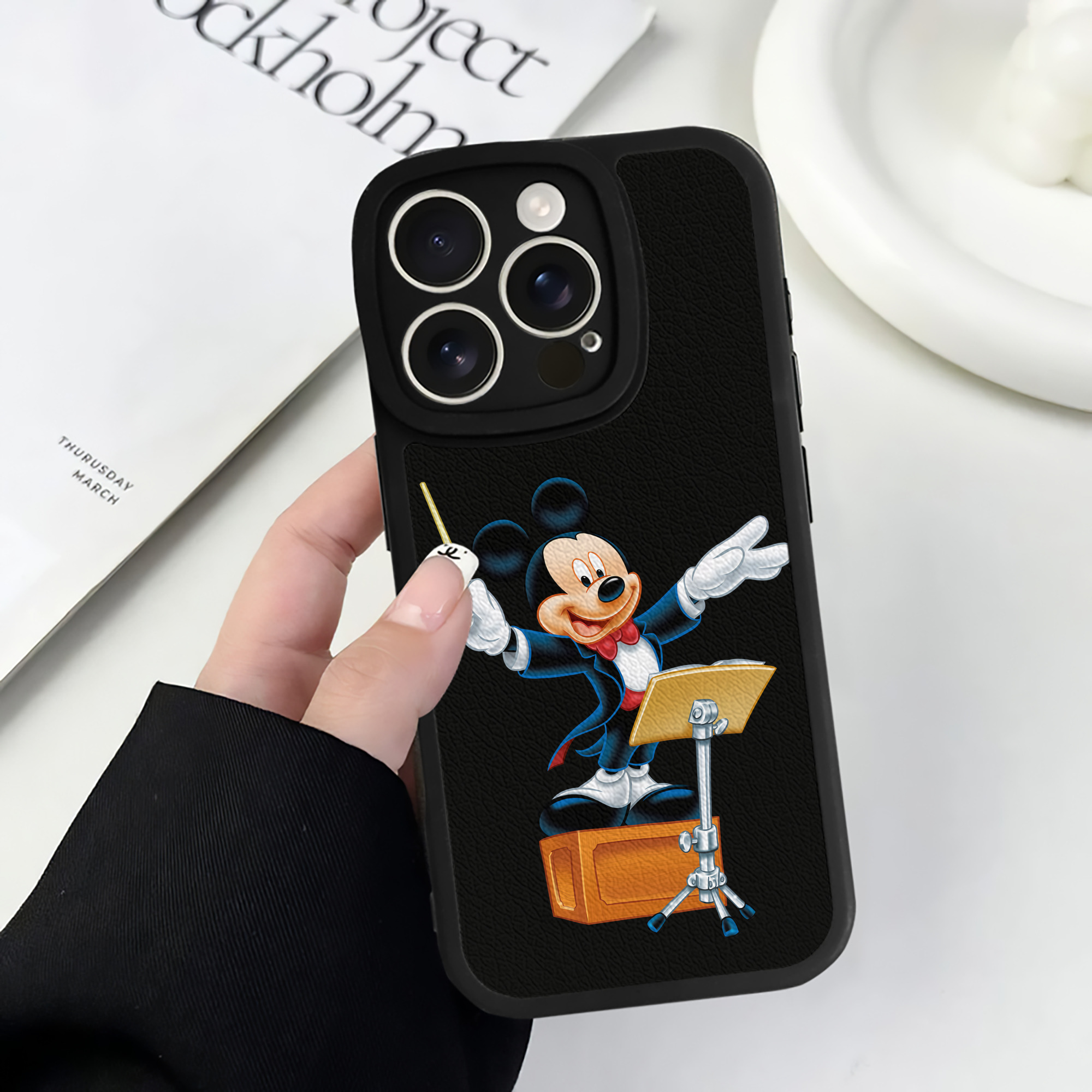 （画像用） ミッキーマウス Mickey Mouse 【iPhone 16シリーズ対応】シリコンスマホケース（レザー調） 材質：シリコン